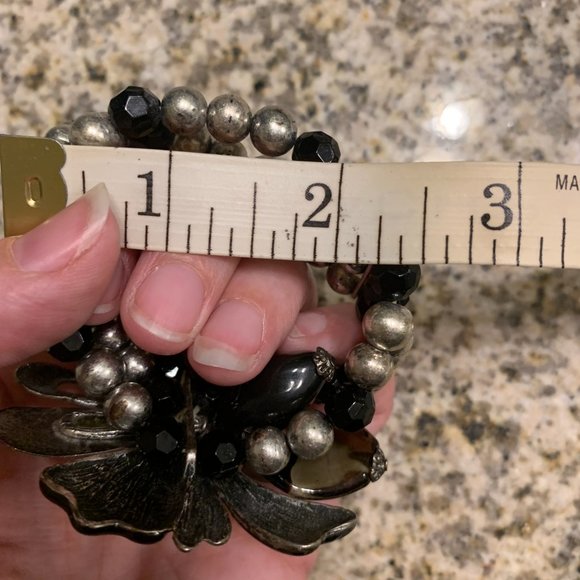 OSFA: Black & Silver Beaded Stretch Bracelet with Large Flower & Heart - Picture 9 of 11